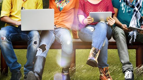 STUDIU Aproape 70% dintre copiii de 10-14 ani joacă zilnic jocuri online / Un copil din trei a consumat alcool, iar 13% au fumat cel puţin o dată / Riscul consumului de droguri, ridicat la copiii care se percep foarte săraci sau foarte bogaţi