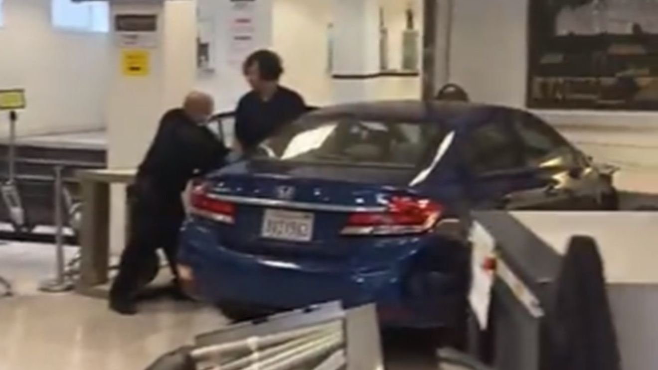 O mașină a pătruns în consulatul chinez din San Francisco, șoferul a fost ucis