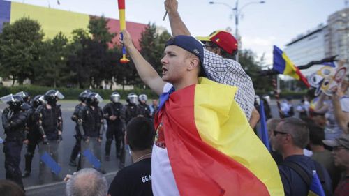 VIDEO Momentul în care protestatarii aruncă cu sticle de plastic către jandarmi