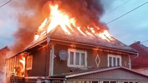 Incendiu în Buftea/Ilfov într-o zonă de case. Din cauza drumului îngust, intervenția pompierilor e dificilă