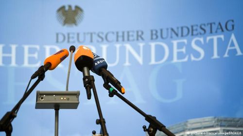 Cum încearcă politicienii germani să evite presa critică și să păcălească publicul: se intervievează între ei și vând acțiuni de PR pe post de conținut jurnalistic