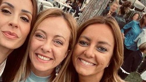 Trei morţi, după ce un bărbat a deschis focul într-o cafenea din Roma. Una dintre victime, prietena premierului Giorgia Meloni