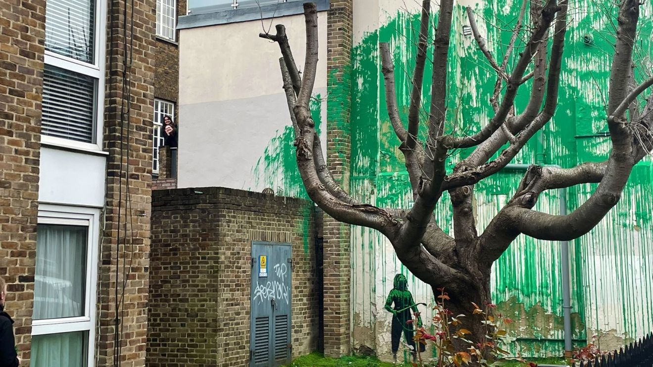 O nouă pictură murală apărută peste noapte în Londra stârnește speculații despre artistul misterios Banksy