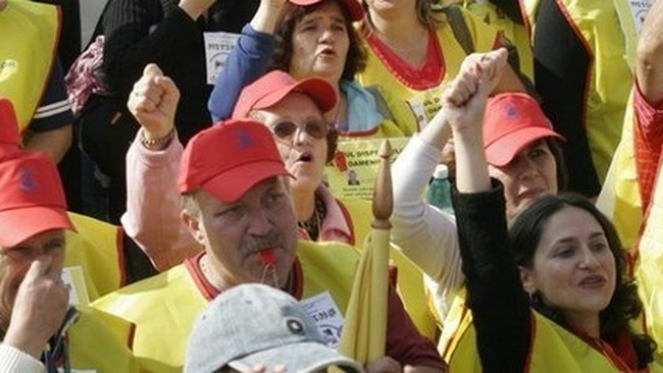 Cu o lună înainte de alegeri, Guvernul achită toate datoriile pe care statul le avea la profesori. Andronescu: Am transmis spre inspectorate 700 de milioane de lei