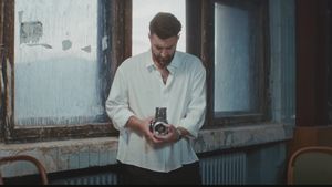 VIDEO Smiley a lansat melodia ”Cum te văd eu”, o declarație pentru femeile pe care bărbații le văd mai frumoase decât se văd ele / Piesa, lansată mai devreme după un pariu pierdut