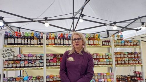 Magia din borcan | Ramona Pirgu produce dulceață „reinventată după rețete vechi”. Are 180 de preparate de nișă, de la dulceață de usturoi la sosuri picante din gama „Strigoiul”: „Nu vrem volum. Vrem identitate”