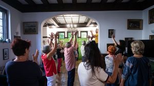 FOTOREPORTAJ Singurătatea i-a adus împreună. Zeci de vârstnici participă la ateliere de yoga sau dans, cursuri de engleză, digitalizare, nutriție și altele, organizate de o asociație / „Mi-am făcut prieteni, am făcut și Revelionul împreună”