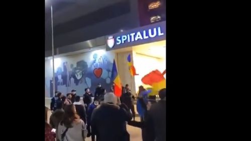 Culmea cinismului la proteste: manifestanții din Bacău au strigat ”Hoții!” și ”Asasinii!” în fața spitalului municipal / La Brașov, un bolnav Covid urmărește mitingul pe fereastra spitalului
