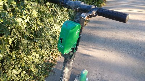 Băiat de 15 ani din Cluj, transportat la spital după ce a fost lovit de o maşină, când traversa strada pe trotinetă, la o trecere pentru pietoni/ Trotineta, proiectată în alt autoturism