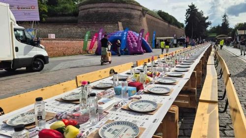 VIDEO | Masa care unește: Alba Iulia a stabilit sâmbătă, pentru a treia oară, un nou record mondial, cu cea mai lungă masă din materiale reciclabile din lume