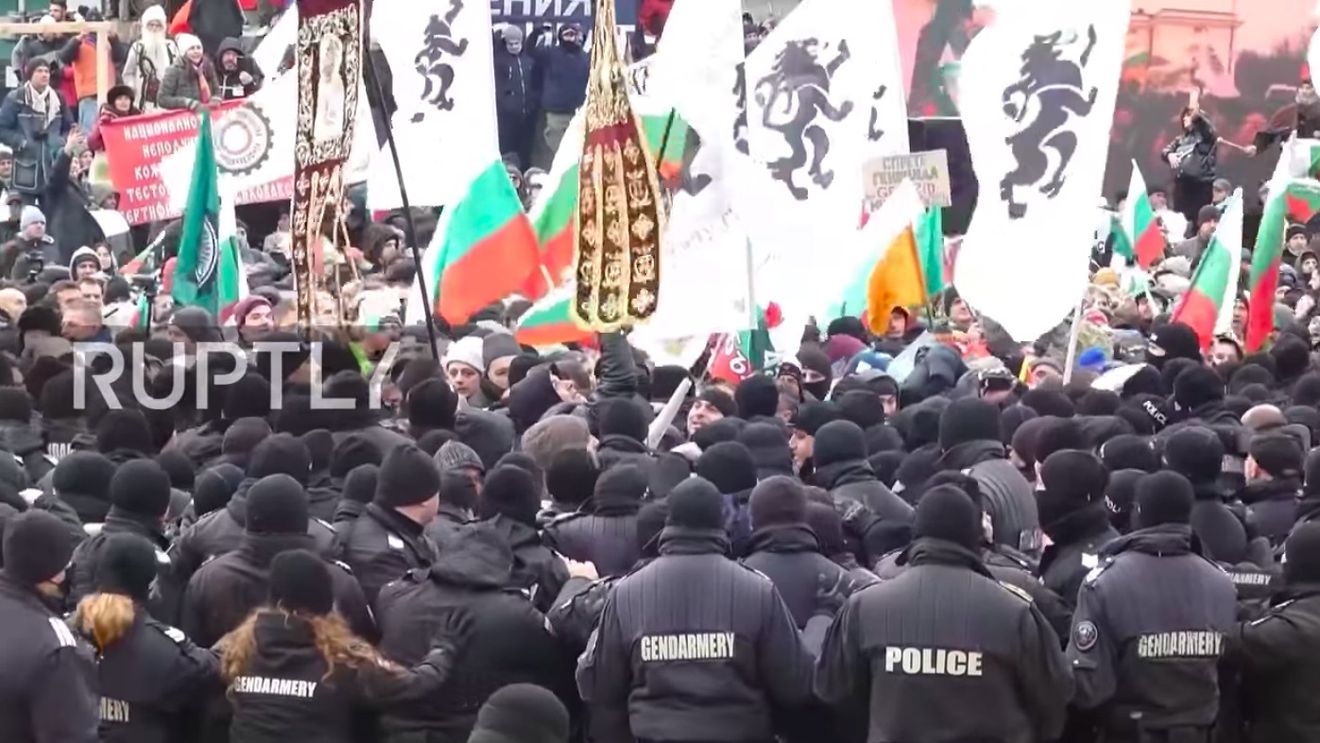 VIDEO Bulgaria: Manifestație violentă împotriva măsurilor de combatere a epidemiei de coronavirus