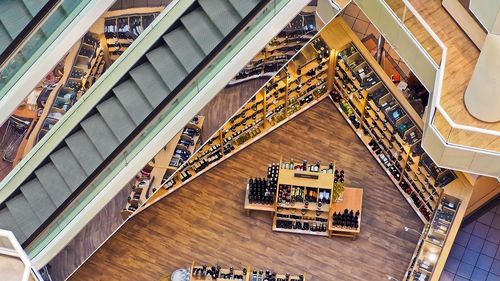 Există o lume pe care criza o ocoleşte: Vânzările de bunuri de lux au înregistrat în 2022 o creștere de 21% / Achizițiile de bijuterii înregistrează o creştere de +8%, în timp ce la ceasuri, creşterea este de doar +5%