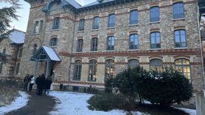Universitatea franceză unde se antrenează spionii și unde profesorii nu știu numele studenților