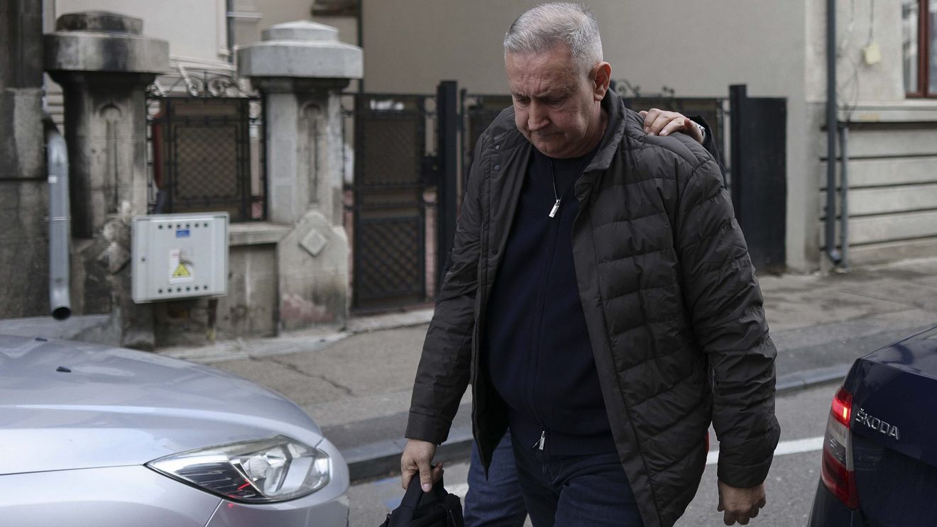 Interceptări DNA: Procurorii l-au supravegheat pe șeful ARR, Cristian Anton, în timp ce își număra banii, în șoaptă, în propria casă: „1, 2, 3.. 8, 9. ‘Ai să-mi bag ****! ”Anton se urca cu o scară inclusiv pe blatul mobilierului de bucătărie și vorbea singur când verifica banii: „Să-l iau, în **** mea … Hai aici!”