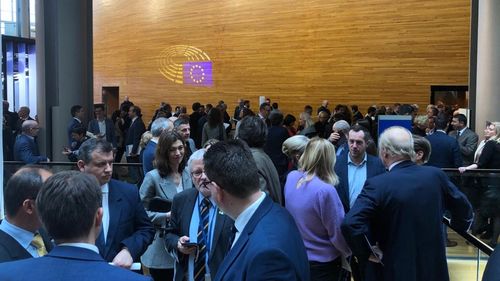 Peste 130 de eurodeputați cer un impozit pentru "ultra-bogați"