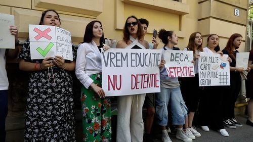 VIDEO Uniunea Elevilor Reprezentanţi şi Asociaţia Elevilor din Bucureşti şi Ilfov protestează în fața Ministerului Educației față de propunerea de Statut al Elevului