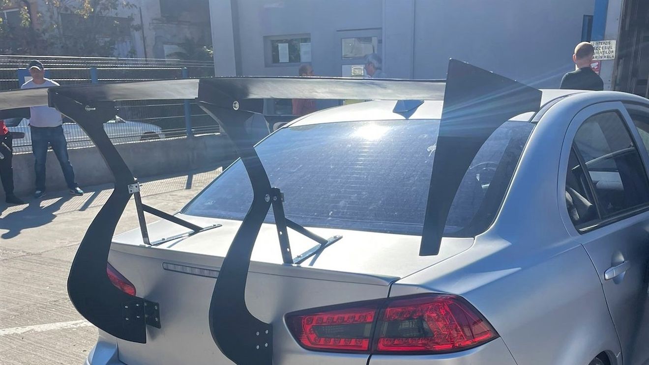 FOTO Un șofer din Tulcea a vrut să-și omologheze propria idee de eleron / Registrul Auto: ”Știm că deja vă zboară gândul la weekend și, pentru că vorbim despre zbor, vă prezentăm acest autovehicul”