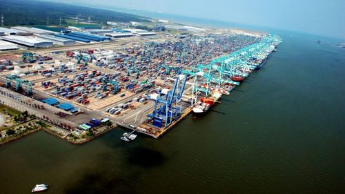 Autorităţile malaeziene au descoperit, abandonată, o uriașă încărcătură de deşeuri toxice ilegale provenind din România