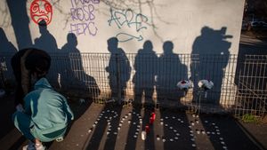 FOTOGALERIE Zeci de oameni au aprins lumânări în fața Secției 5 de Poliție din București în memoria fetiței accidentate mortal de un polițist