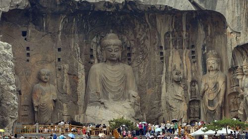 O echipă de arheologi din China a descoperit resturi de aur, argint și cristale colorate pe celebrele statui din Grotele Longmen