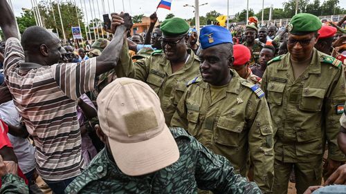 Militarii care au preluat conducerea Nigerului prin lovitură de stat anunță că începe retragerea trupelor franceze și se va face ”în siguranță, sub escorta armatei”