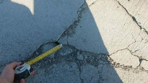 FOTO La un an după ce a fost construită cu bani din controversatul PNDL, o stradă dintr-o localitate dâmbovițeană are acostamentul crăpat şi şanţurile pline cu apă băltită