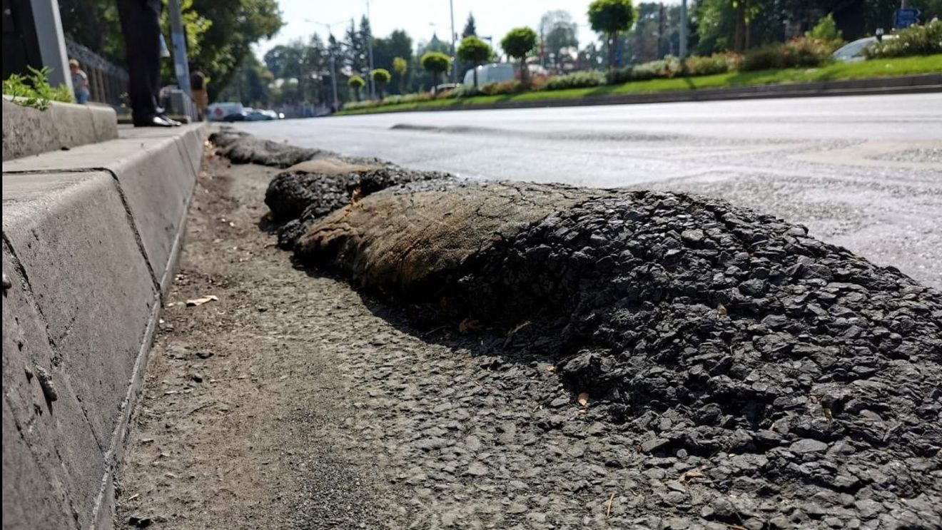 Șleaurile din asfalt apărute din cauza caniculei, noile capcane din traficul bucureștean. Administrația Străzilor dă vina pe autobuzele STB