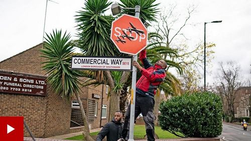 Un bărbat a fost arestat după ce o creaţie a artistului Banksy a dispărut de pe o stradă din Londra / A fost filmat în timp ce tăia semaforul și a fugit cu opera de artă in brațe