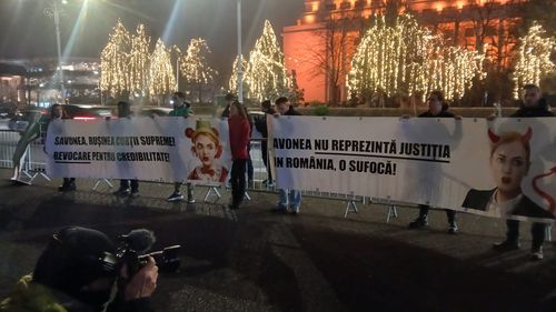 VIDEO Protest pentru independența Justiției în Piața Victoriei din București, mii de oameni scandează / ”Venim și mâine”, "Afară, afară, ești mult prea specială”, "Respect, Raluca" / Manifestații în mai multe orașe din țară / Se cere revocarea Liei Savonea, demiterea conducerii DNA și a ministrului Cătălin Predoiu