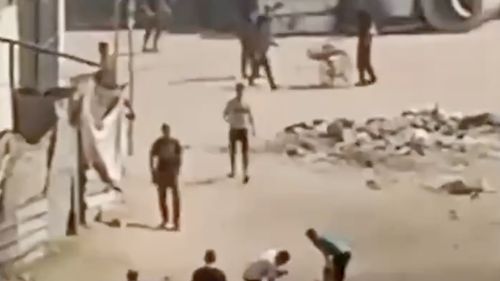 O înregistrarea video arată momentul în care un atac din Gaza lovește un grup de bărbați care încercau să ajute un băiat rănit