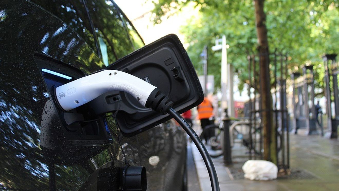 Mașină electrică second-hand: merită investiția?