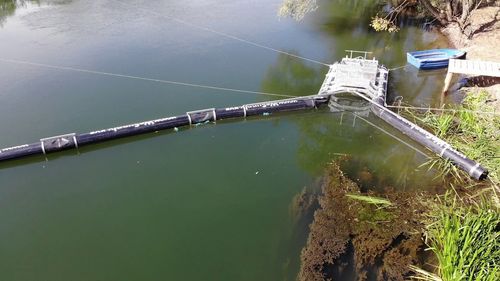 11 sisteme de colectare a deșeurilor plutitoare vor fi amplasate pe râurile din Transilvania / Acestea nu consumă energie electrică și nu necesită intervenție umană pentru funcționare