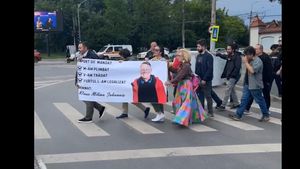 VIDEO Aproximativ 20 de protestatari au traversat în fața Palatului Cotroceni scandând: ”NATO, nu uita, Klaus Iohannis e o lichea”/ Erau însoțiți de 7 jandarmi care nu i-au lăsat să manifesteze în fața clădirii prezidențiale