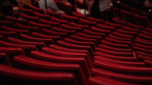 Spectacolul ”Familia Tot”, după o piesă de teatru scrisă de dramaturgul maghiar Orkeny Istvan, în regia lui Vlad Cristache, va fi prezentat în premieră la Teatrul Jean Bart din Tulcea