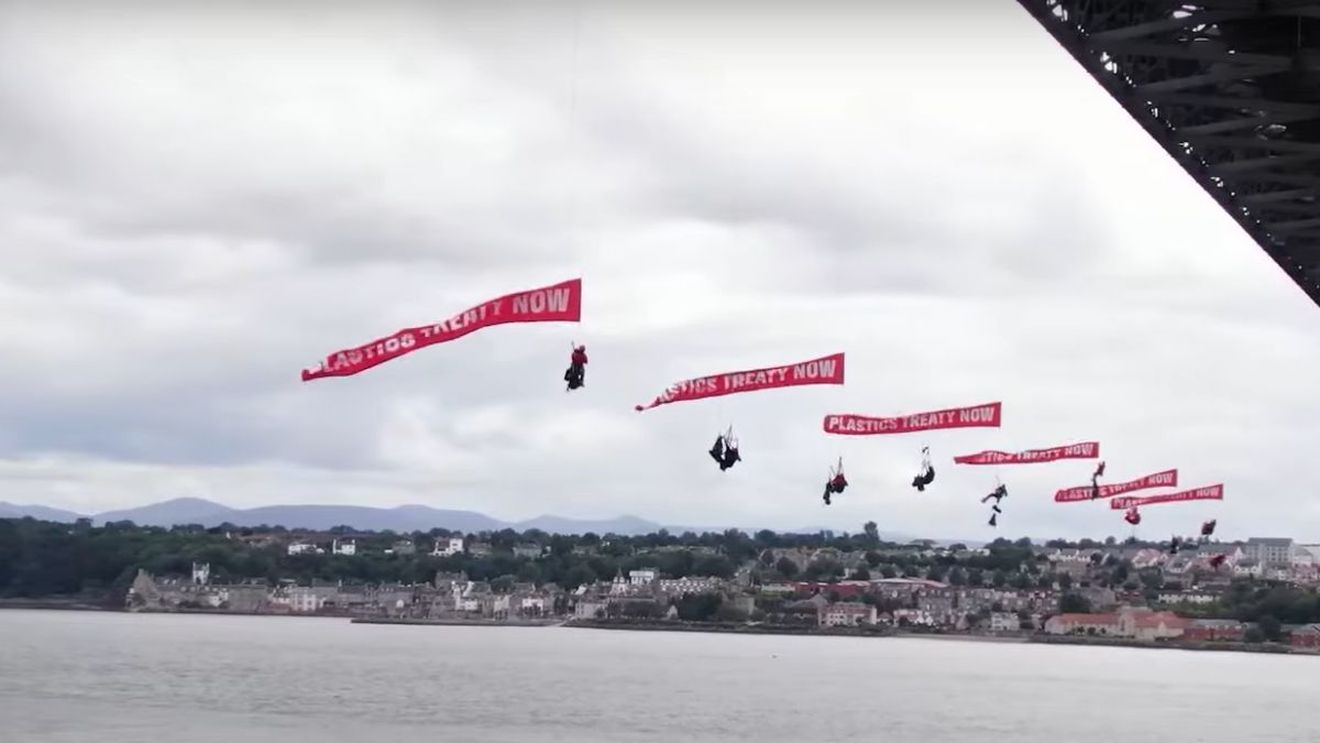 Zece activiști Greenpeace arestați după ce s-au suspendat de un pod din afara orașului Edinburgh