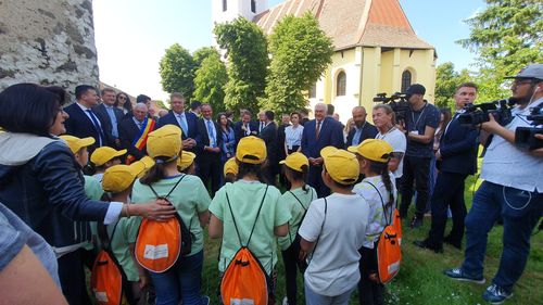 VIDEO Un grup de copii adus din Brașov i-a cântat lui Iohannis ”O lume minunată”, într-o comună din Sibiu/ Momentul are loc în plină grevă a profesorilor și în ziua când 15.000 de oameni au protestat în București
