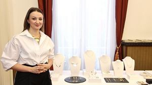 Bijuteriile arhitectei. Georgiana Ciceo, fondatoarea Monom, pariază pe design și producția locală în era "fast fashion": "Planul este să ne extindem la nivel internațional. Lucrăm la asta de ceva timp"