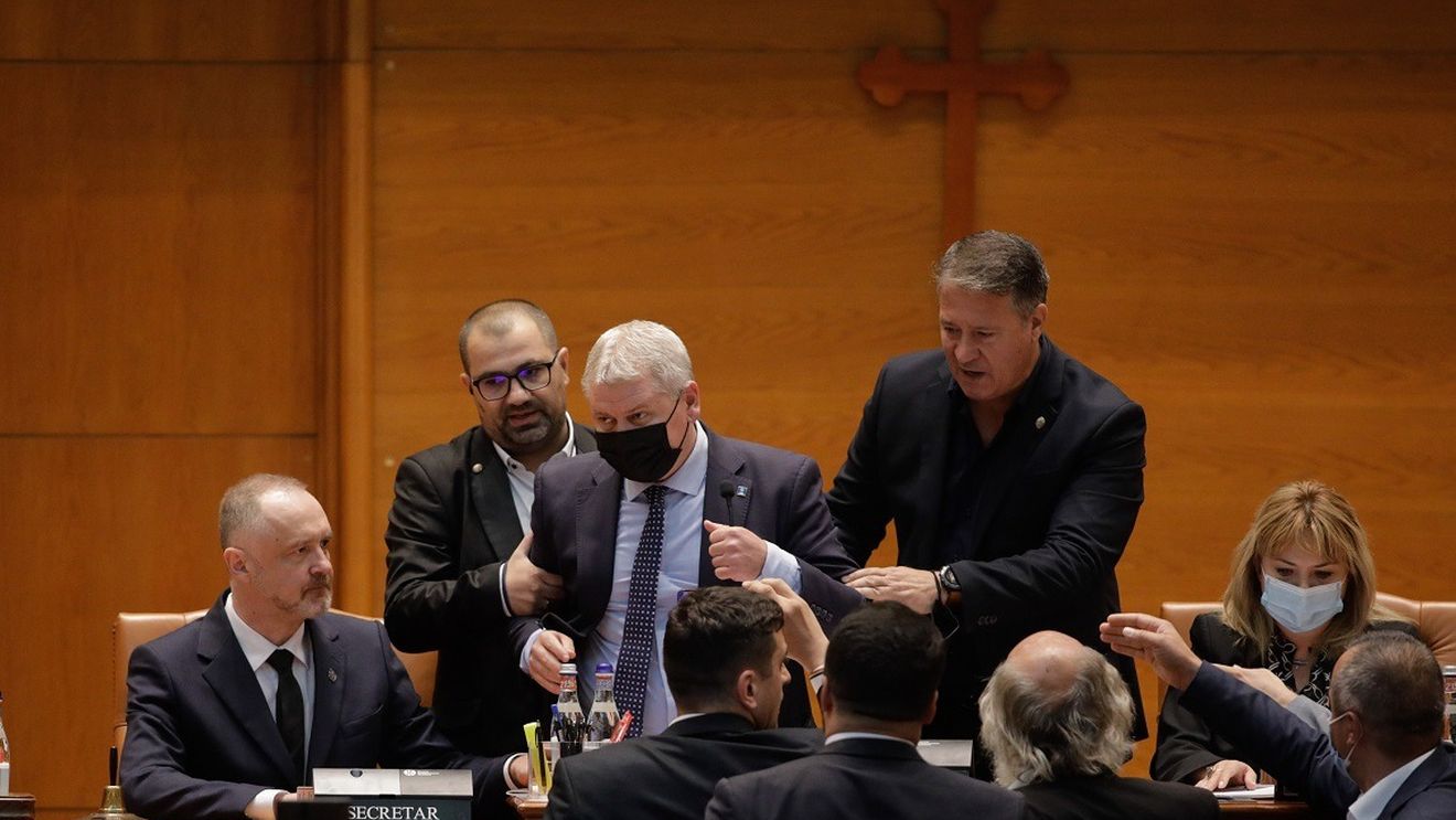 VIDEO: PSD și PNL au votat cot la cot pentru a opri votarea moțiunii de cenzură / Florin Roman (PNL) a confiscat microfonul și a refuzat să îi dea cuvântul șefei Senatului. El a fost evacuat de la prezidiu de parlamentarii AUR