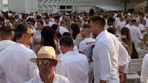 Cum să te îmbraci la mare de 1 Mai când ziua sunt 25 de grade și seara 10 – fără să-ți sabotezi stilul (sau confortul)