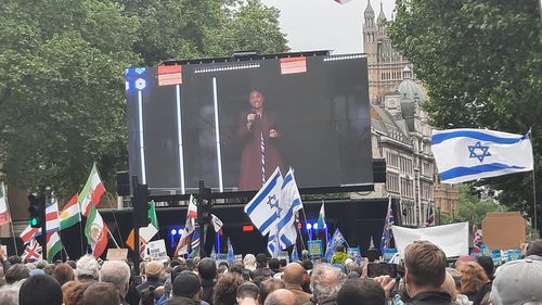 UPDATE FOTO | Demonstrație împotriva antisemitismului pe Downing Street. Șef-rabinul Ephraim Mirvis și lidera Partidului Conservator, Kemi Badenoch, au vorbit în fața participanților