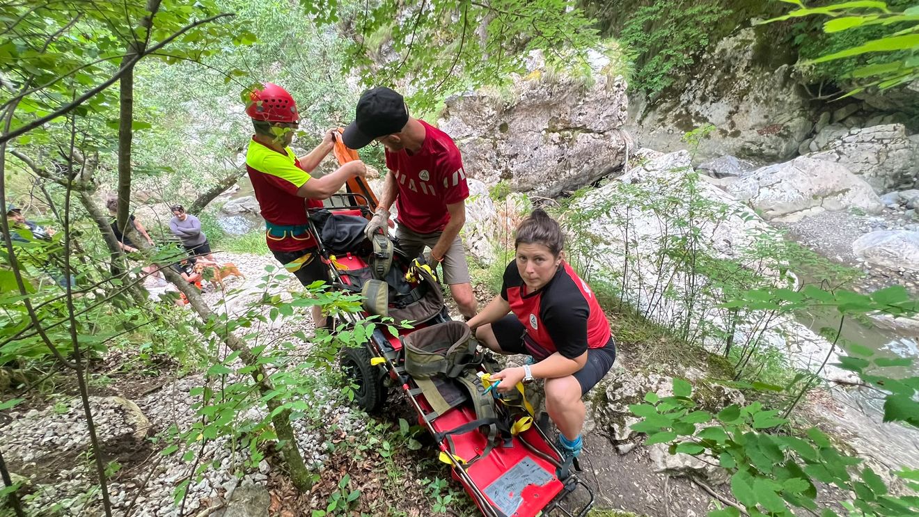 Efort comun pentru salvarea unei turiste: Salvamontiștii și turiștii au colaborat pentru evacuarea unei tinere accidentate în zona Râmeț