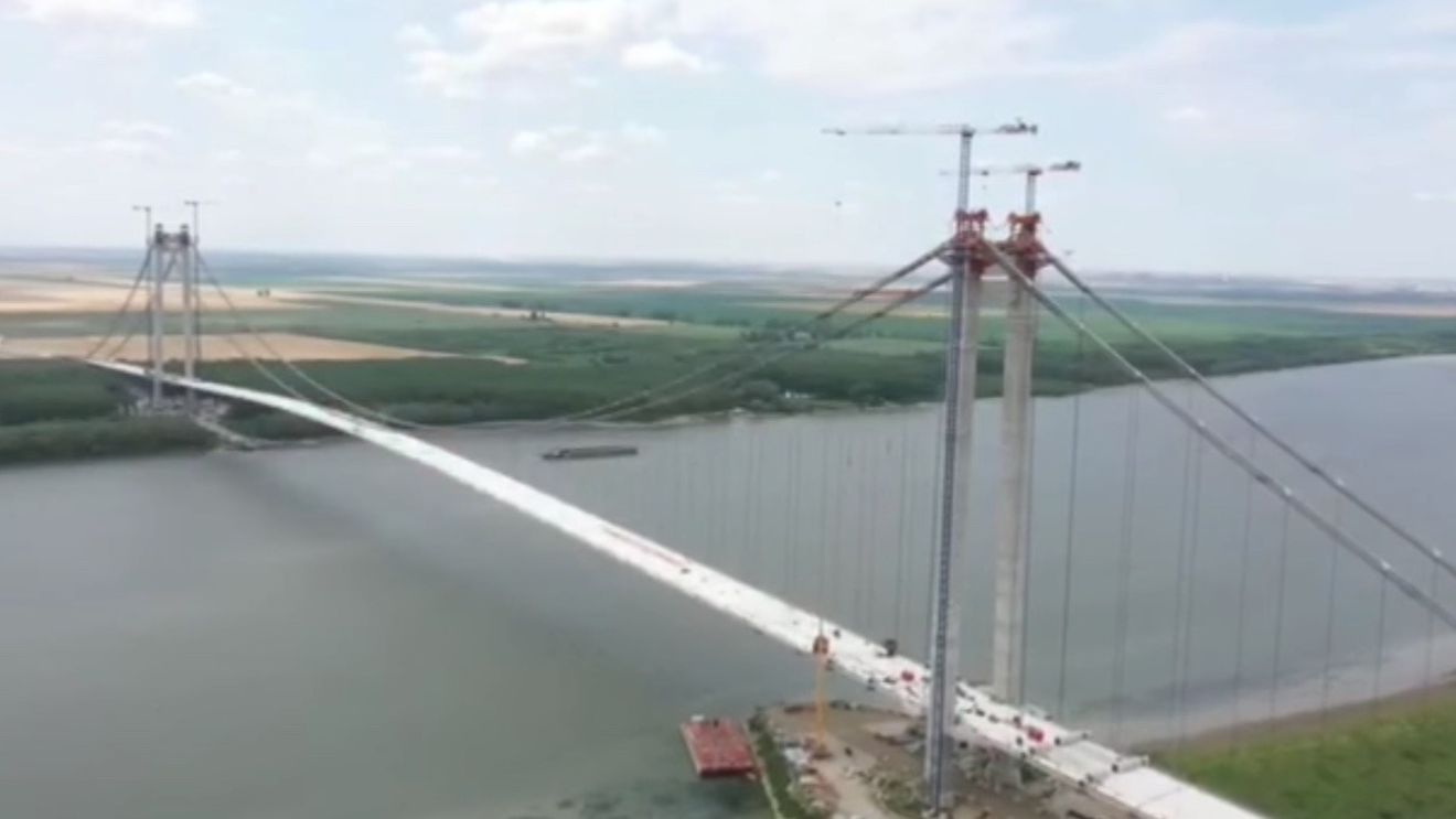 A fost montat ultimul segment de tablier la podul suspendat peste Dunăre de la Brăila și ar putea fi deschis în decembrie / Va fi interzis accesul bicicliștilor și al pietonilor