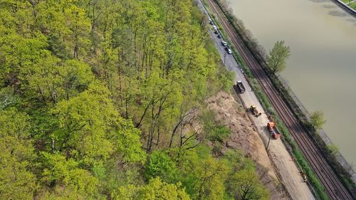 Traficul pe centura Călimăneşti, reluat după două zile de blocaj/ Circulaţia, oprită din cauza căderilor de pietre de pe versanţi 