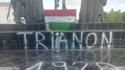 Patru adolescenți cu vârsta între 16 și 17 ani, suspecți de vandalizarea statuii lui Mihai Viteazul din Sfântu Gheorghe