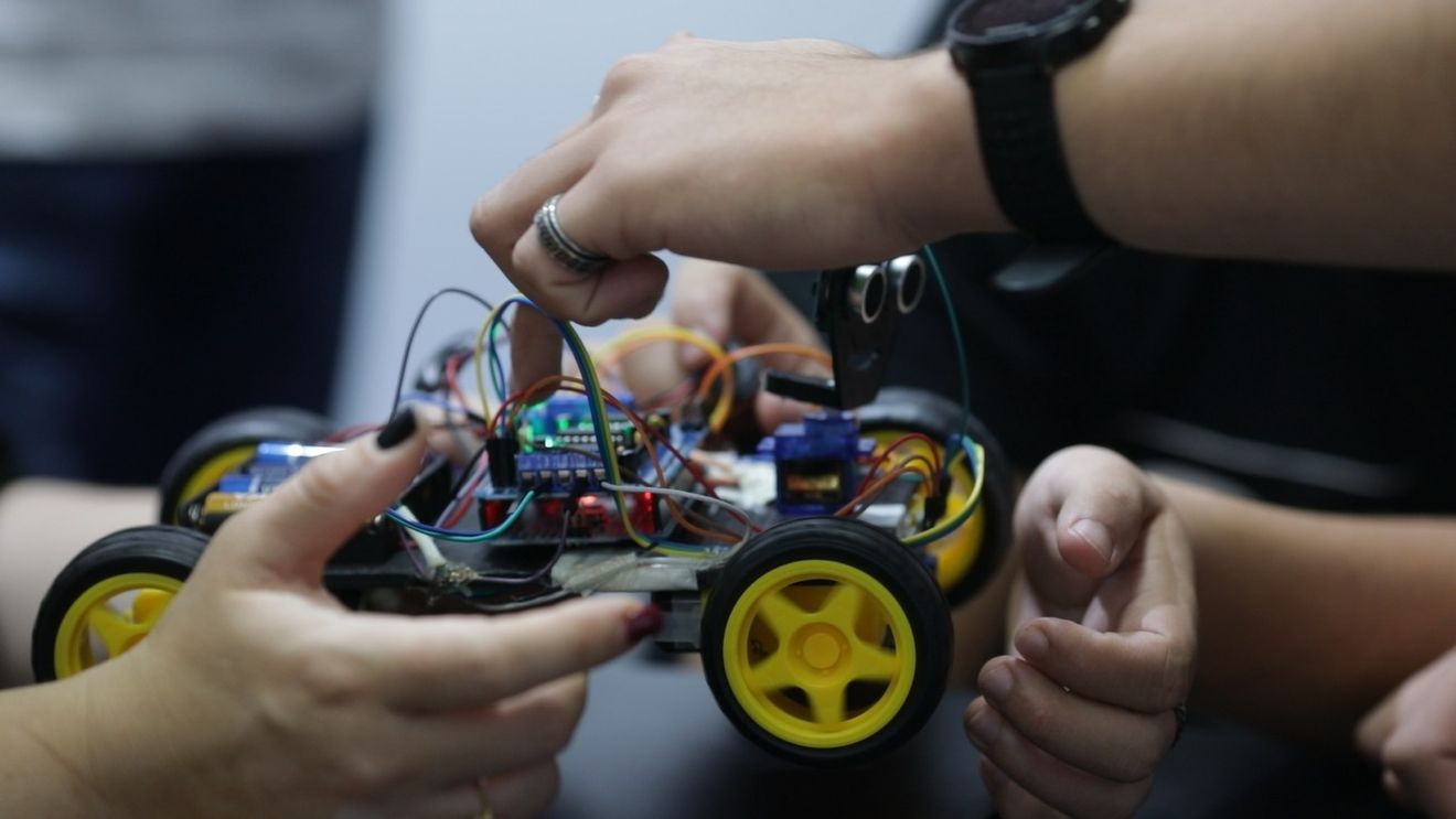 VIDEO Cum se transformă „joaca de-a roboții” din studenție, într-o profesie/ Adrian Gașpar, organizator de 13 ani la Robofest: „Toți roboții sunt o adevărată platformă de învățare”