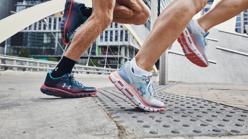 Mai mulți oameni participă la un semi-maraton în București / Care sunt restricțiile de circulație