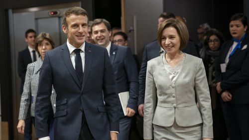 Macron o asigură pe Maia Sandu  că susţine Moldova împotriva unor ”tentative de destabilizare ruse”/ Președintele Franței promite Moldovei ajutor în organizarea summitului Comunităţii Politice Europene