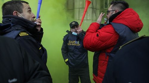 VIDEO Sindicaliştii din Poliţie pichetează Guvernul şi Parlamentul / Indexarea pensiilor militare de stat cu rata inflaţiei, pe lista revendicărilor