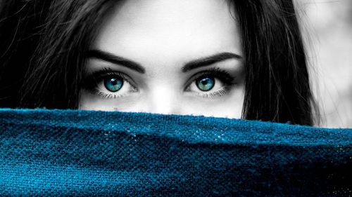 Banii alocați de la bugetul de stat pentru partide ar putea fi împărțiți și în funcție de numărul femeilor și tinerilor puși pe locuri eligibile la alegerile locale și parlamentare, prevede un proiect de lege inițiat de Alina Gorghiu și Iulia Scântei