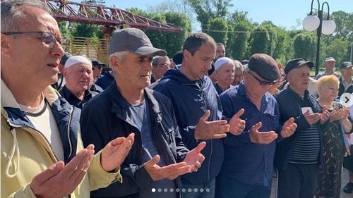 Tătarii din lumea întreagă au marcat 79 de ani de la deportarea strămoșilor lor din Crimeea de către Stalin/ Tătarii din România au protestat în fața Consulatului Rusiei de la Constanța